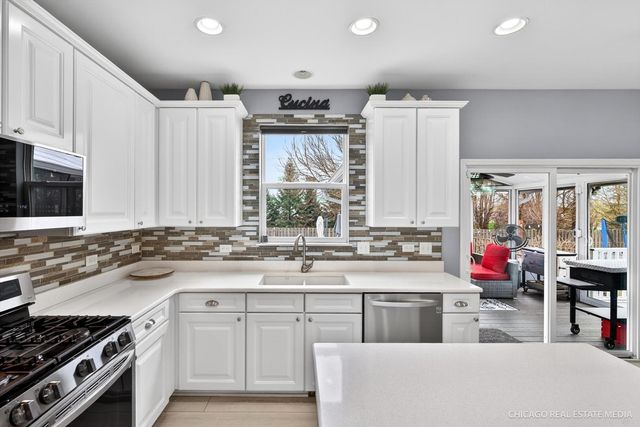 147 Reston Lane, Gilberts, IL 60136