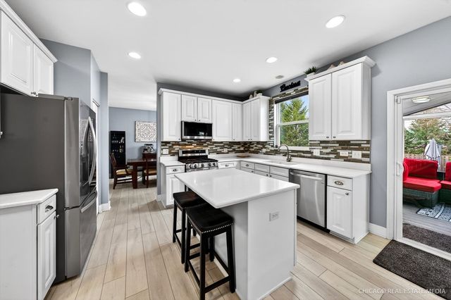 147 Reston Lane, Gilberts, IL 60136