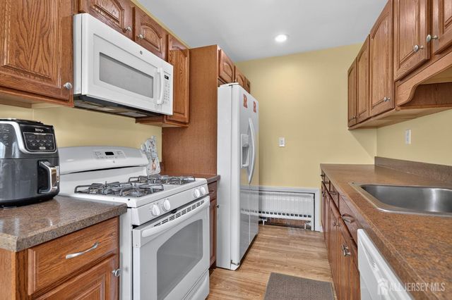 952 Cranbury Cross Road, North Brunswick, NJ 08902