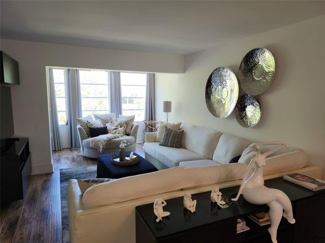 301 Cambridge Road 301, Hollywood, FL 33024