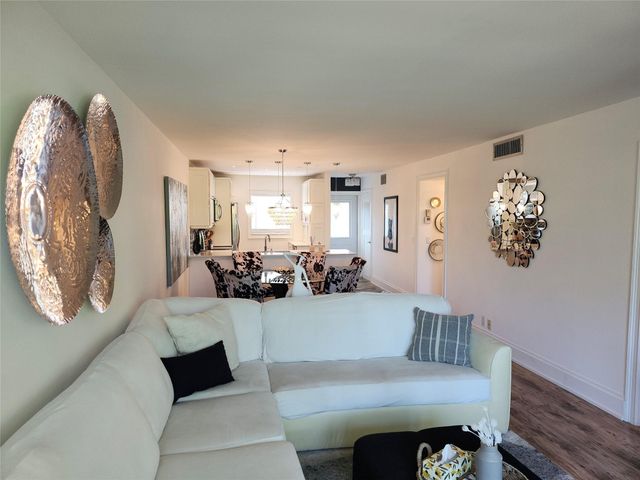 301 Cambridge Road 301, Hollywood, FL 33024