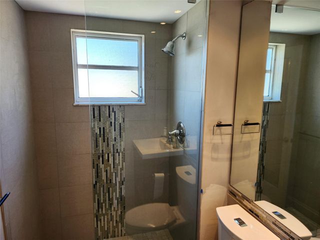 301 Cambridge Road 301, Hollywood, FL 33024