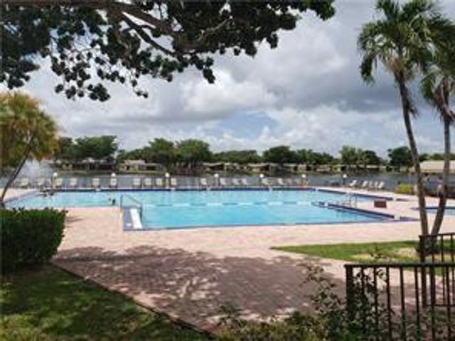 301 Cambridge Road 301, Hollywood, FL 33024