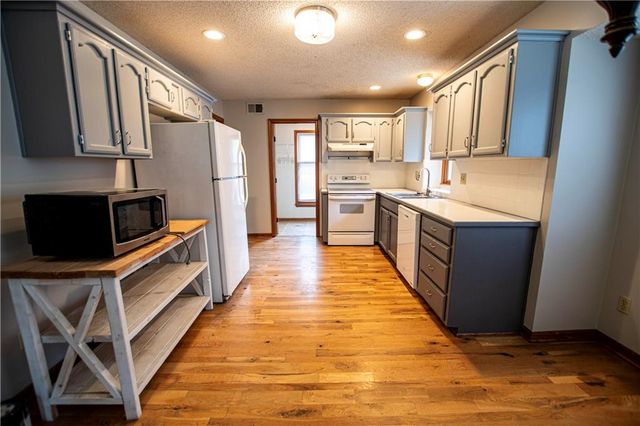 1016 SW Eastman Street, Blue Springs, MO 64015