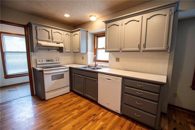 1016 SW Eastman Street, Blue Springs, MO 64015