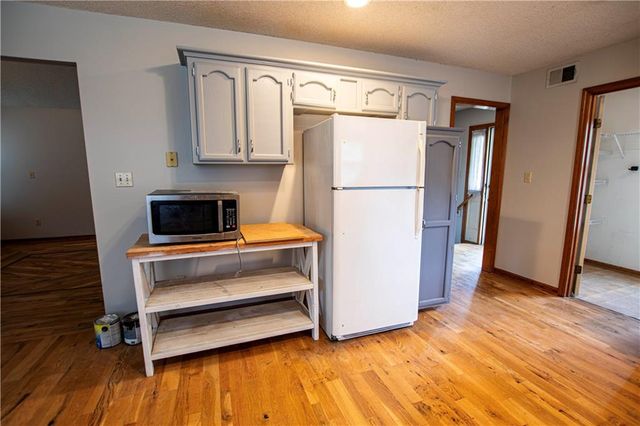 1016 SW Eastman Street, Blue Springs, MO 64015