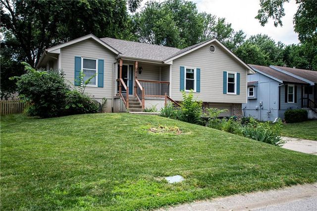 1016 SW Eastman Street, Blue Springs, MO 64015
