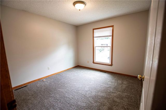1016 SW Eastman Street, Blue Springs, MO 64015
