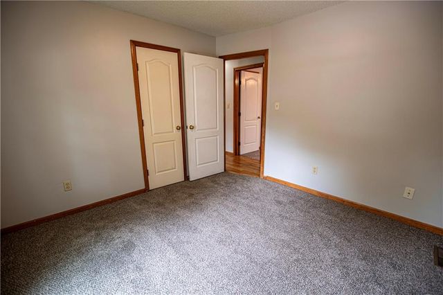 1016 SW Eastman Street, Blue Springs, MO 64015