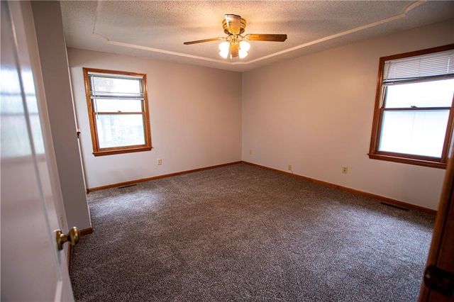 1016 SW Eastman Street, Blue Springs, MO 64015