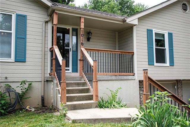 1016 SW Eastman Street, Blue Springs, MO 64015