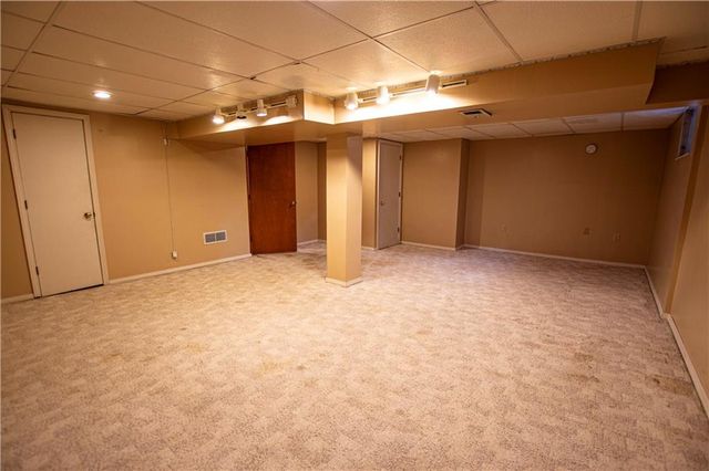 1016 SW Eastman Street, Blue Springs, MO 64015
