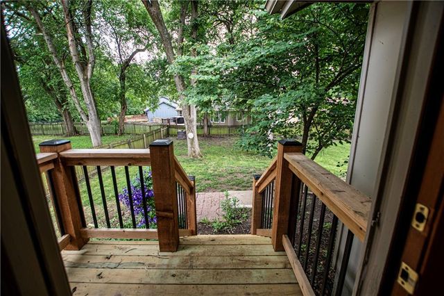 1016 SW Eastman Street, Blue Springs, MO 64015