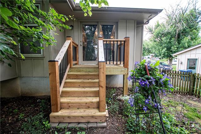 1016 SW Eastman Street, Blue Springs, MO 64015