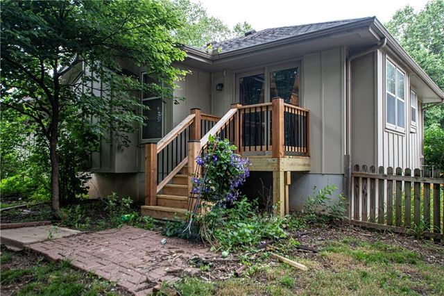 1016 SW Eastman Street, Blue Springs, MO 64015