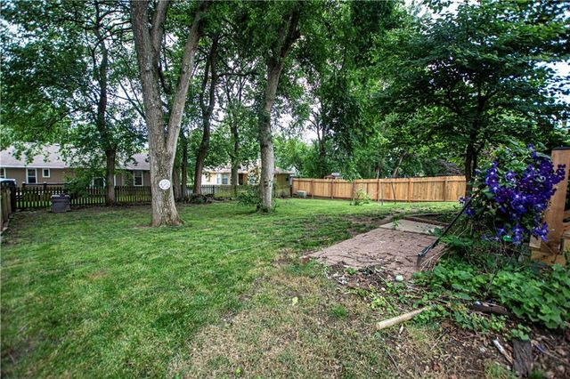 1016 SW Eastman Street, Blue Springs, MO 64015