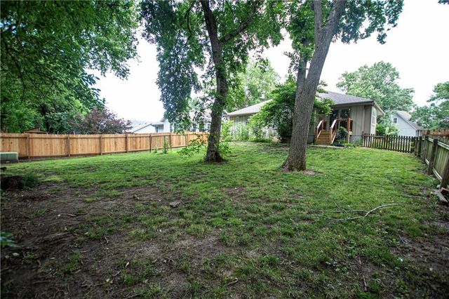 1016 SW Eastman Street, Blue Springs, MO 64015