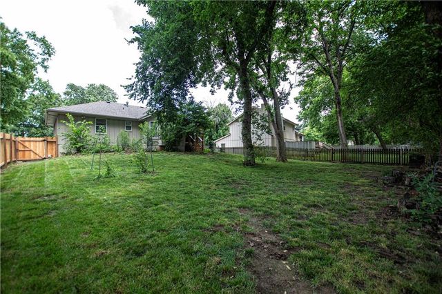 1016 SW Eastman Street, Blue Springs, MO 64015