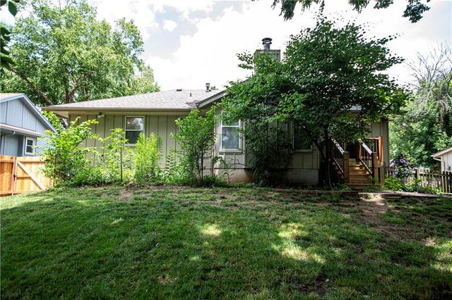1016 SW Eastman Street, Blue Springs, MO 64015