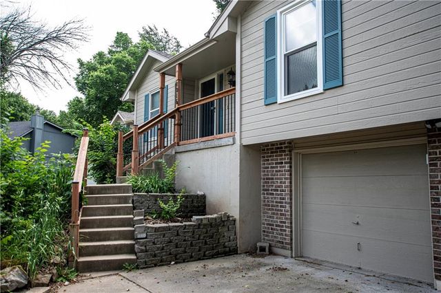 1016 SW Eastman Street, Blue Springs, MO 64015