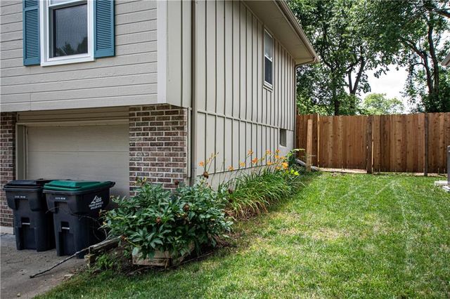 1016 SW Eastman Street, Blue Springs, MO 64015