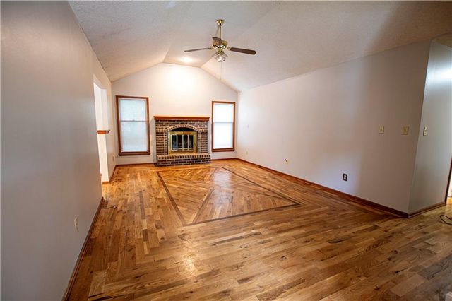 1016 SW Eastman Street, Blue Springs, MO 64015