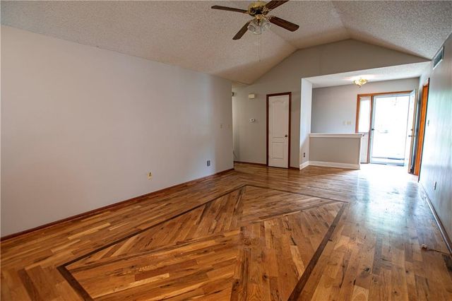 1016 SW Eastman Street, Blue Springs, MO 64015