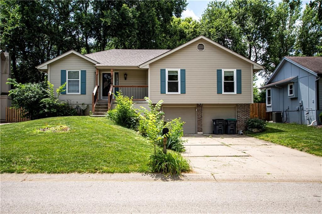 1016 SW Eastman Street, Blue Springs, MO 64015
