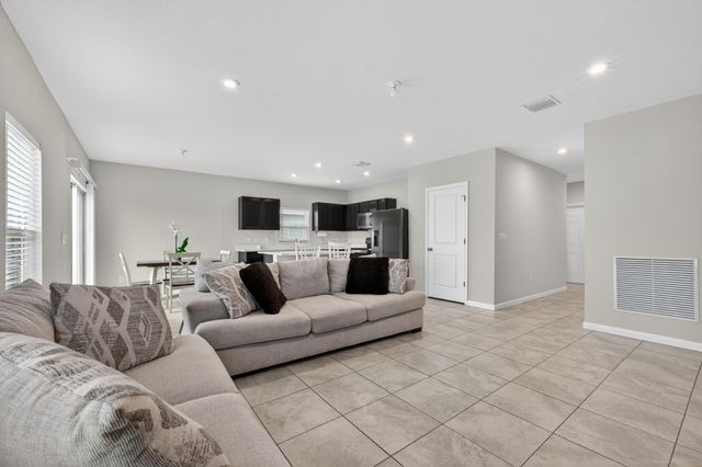 177 Dabou Loop, Belle Glade, FL 33430