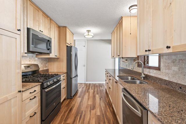 1946 Chatsworth Street N, Roseville, MN 55113