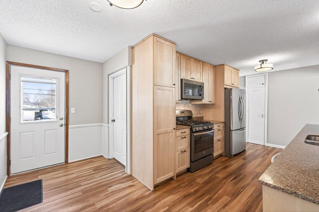 1946 Chatsworth Street N, Roseville, MN 55113