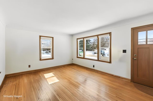 1946 Chatsworth Street N, Roseville, MN 55113