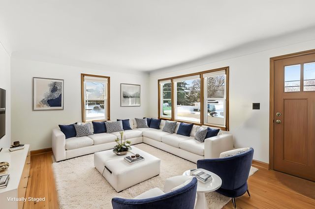 1946 Chatsworth Street N, Roseville, MN 55113