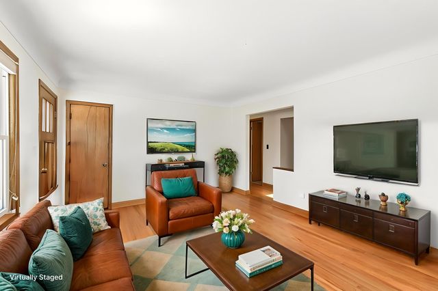 1946 Chatsworth Street N, Roseville, MN 55113