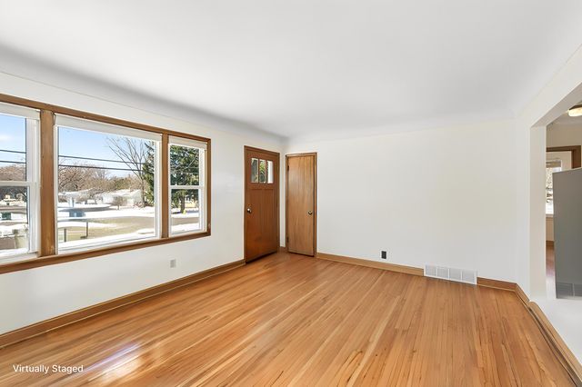 1946 Chatsworth Street N, Roseville, MN 55113