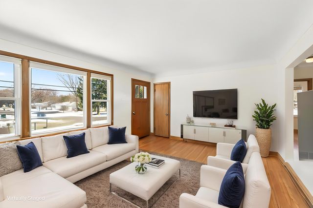 1946 Chatsworth Street N, Roseville, MN 55113