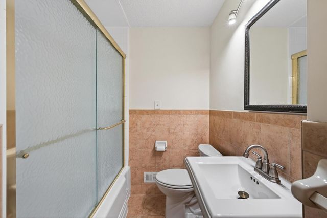 1946 Chatsworth Street N, Roseville, MN 55113