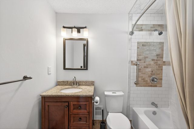 1946 Chatsworth Street N, Roseville, MN 55113