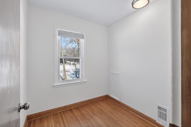 1946 Chatsworth Street N, Roseville, MN 55113