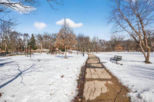 1946 Chatsworth Street N, Roseville, MN 55113