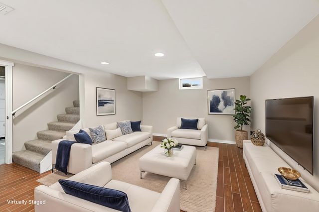 1946 Chatsworth Street N, Roseville, MN 55113