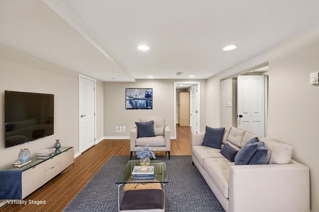 1946 Chatsworth Street N, Roseville, MN 55113