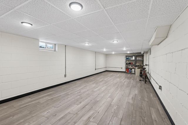 1946 Chatsworth Street N, Roseville, MN 55113