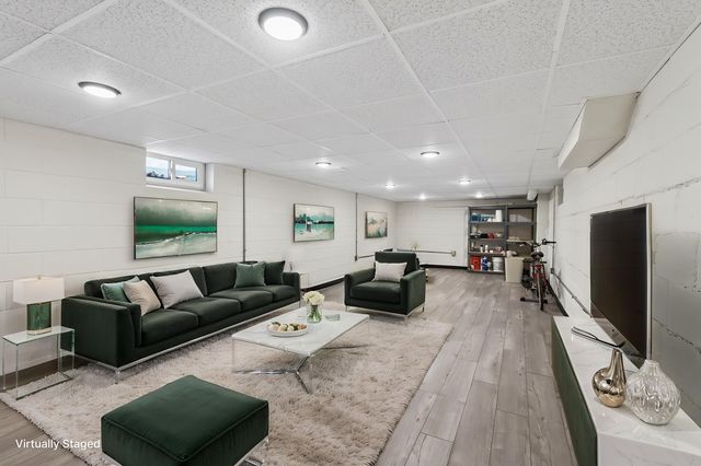 1946 Chatsworth Street N, Roseville, MN 55113