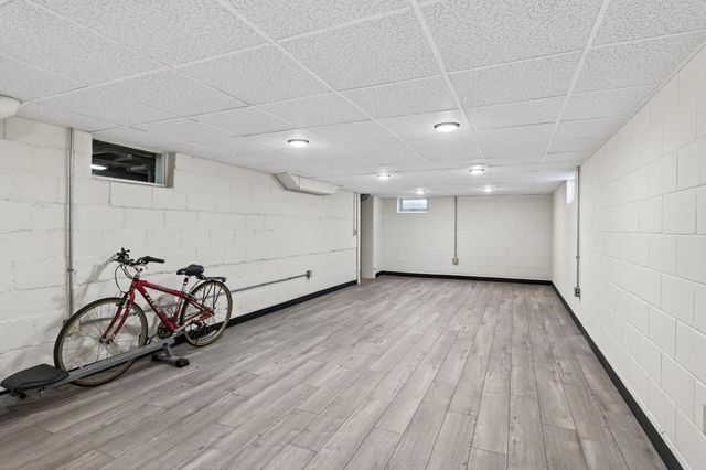 1946 Chatsworth Street N, Roseville, MN 55113