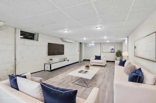 1946 Chatsworth Street N, Roseville, MN 55113