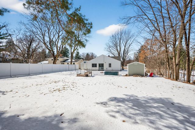 1946 Chatsworth Street N, Roseville, MN 55113