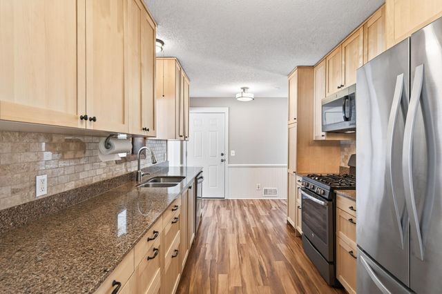 1946 Chatsworth Street N, Roseville, MN 55113