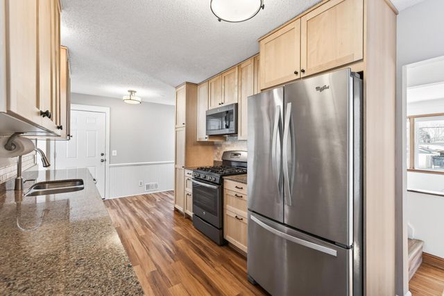 1946 Chatsworth Street N, Roseville, MN 55113