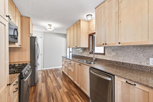 1946 Chatsworth Street N, Roseville, MN 55113